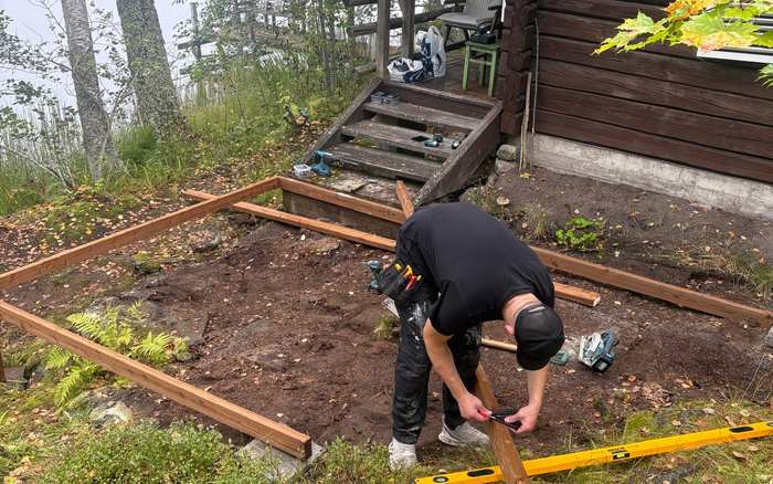 Rakentaja terassityömaalla
