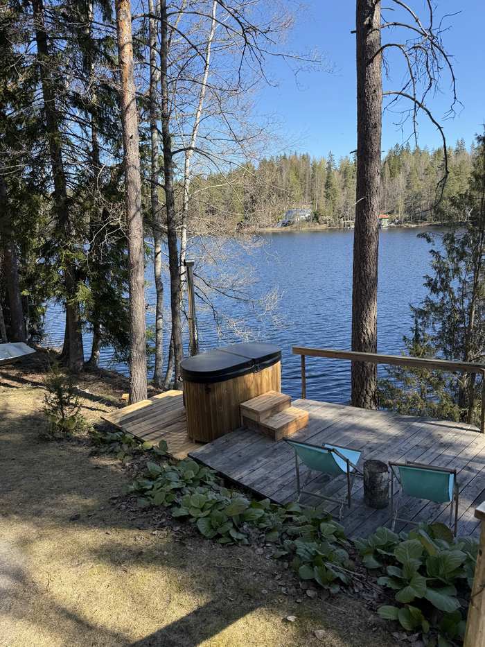 Paljuterassi järven rannalla