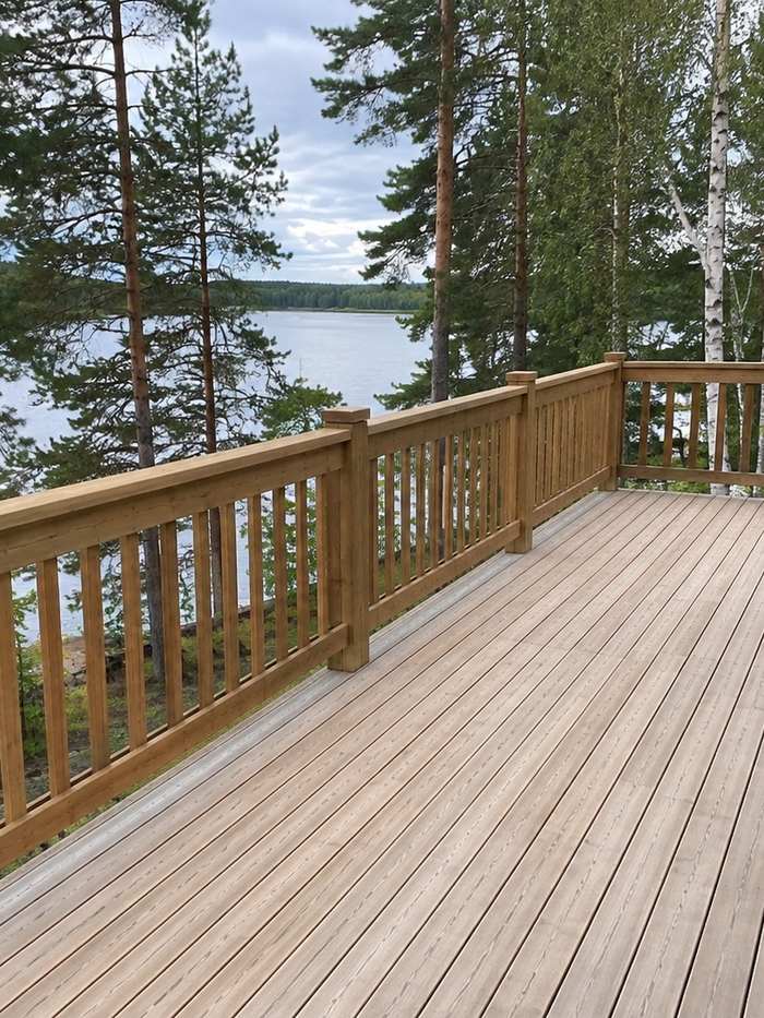 Komposiittiterassi, kaide ja järvinäkymä