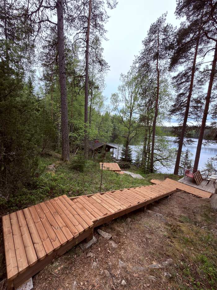 Pitkospuut ja portaat rinteessä mökille